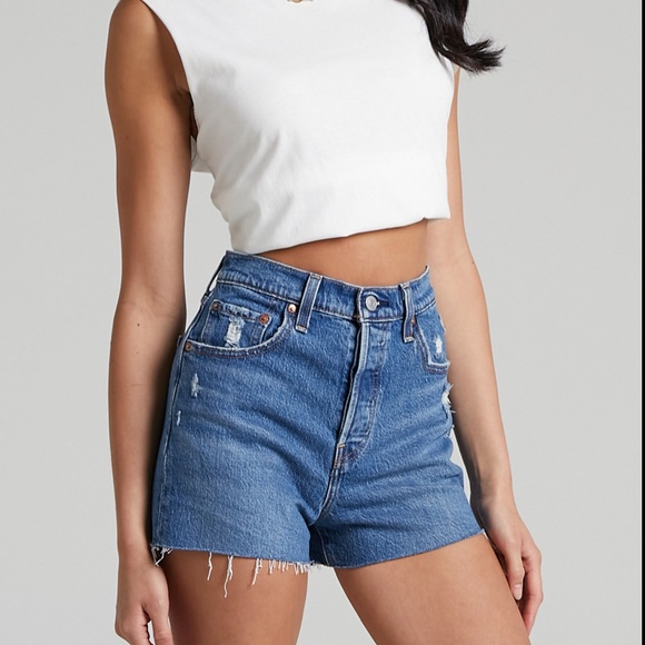 2 for $60 SALE! ⭐️ Levi’s Ribcage short in Jive Outlasted - medium wash - Picture 4 of 9